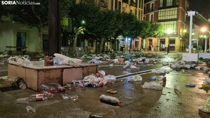 Lo que Soria no ve de San Juan, la basura invade la capital al cierre de las verbenas