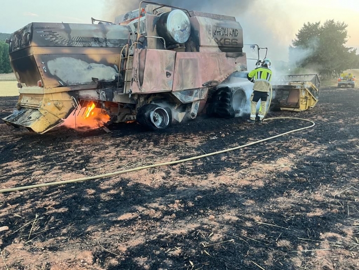 Arde una cosechadora en Lodares de Osma