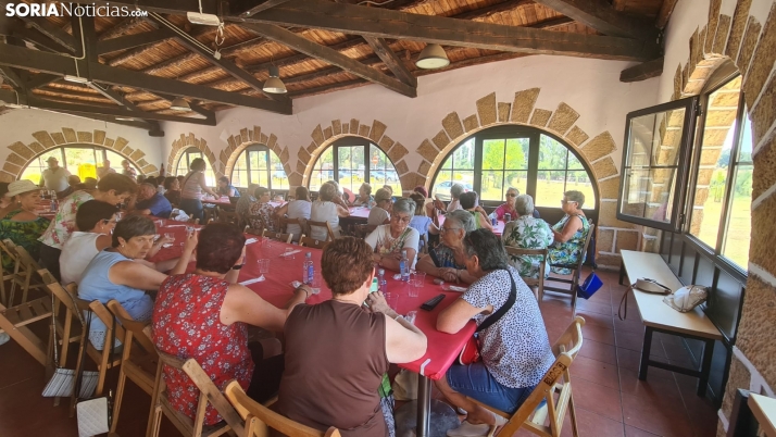 En imágenes: los vecinos de La Barriada se despiden de sus fiestas con una comida en la Casa de Autoridades