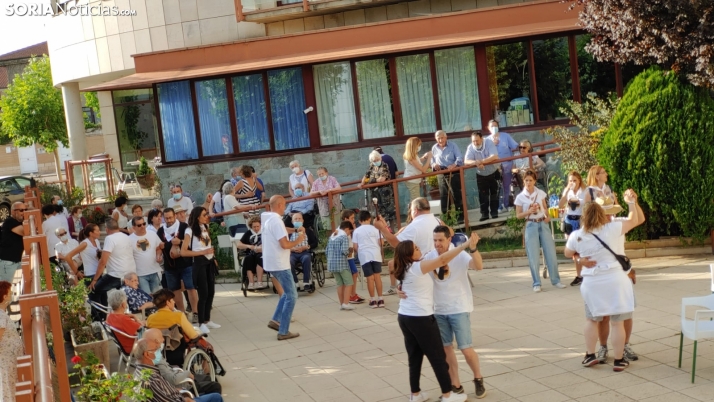 Visita de la cuadrilla a la residencia Fuente del Rey