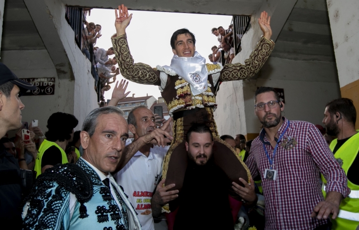 Tellez sale por la puerta grande, y Morante recibe una oreja que le exigía el público