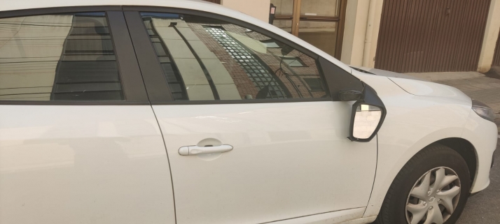 Retrovisores de vehículos rotos en la calle Venerable Carabantes