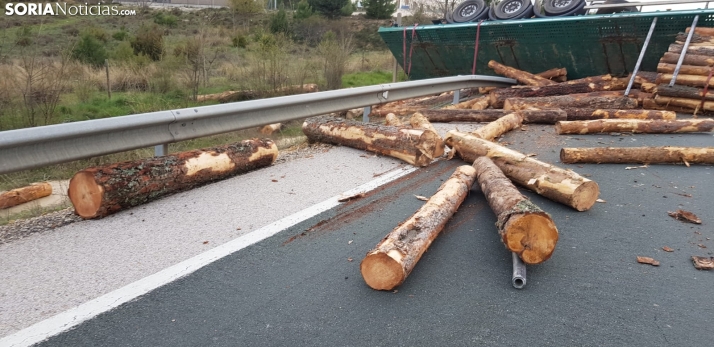 Última Hora: Vuelca un camión de madera en Soria