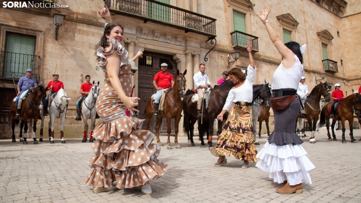 Fotos: la Feria Andaluza de Almazán inunda sus calles de un ambiente rociero 
