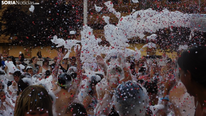 Fotos y video: La espuma del mar convierte a los niños sorianos en auténticos piratas