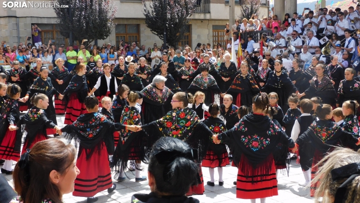 Fotos: baño de masas jotero en las fiestas de Covaleda