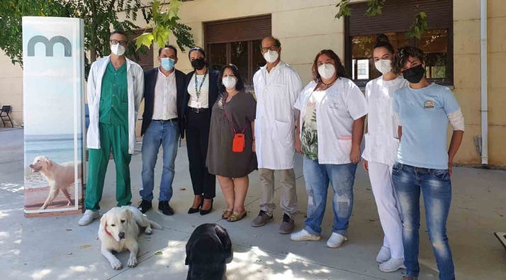 Terapia con animales en la residencia San José de El Burgo