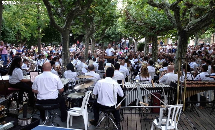 GALERÍA | Los sones de la Banda inundan una multitudinaria Dehesa