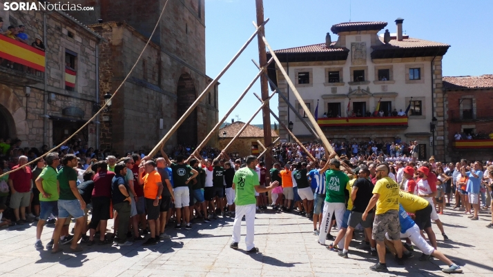 En imágenes: desfile de peñas y Pingada del Mayo para inaugurar las fiestas de Vinuesa