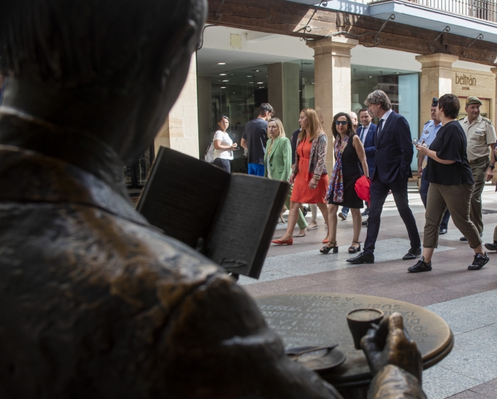 La Ministra de Defensa pasea por el Collado. 