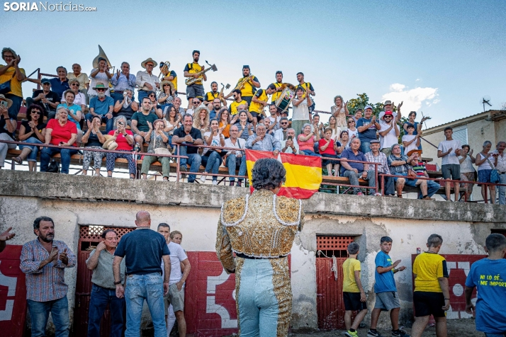 Fotos: el encierro y la novillada protagonizaron el sábado de fiestas en Deza