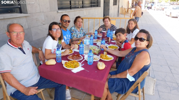 Fotos: alrededor de 300 vecinos de Los Pajaritos celebran sus fiestas con una paella popular
