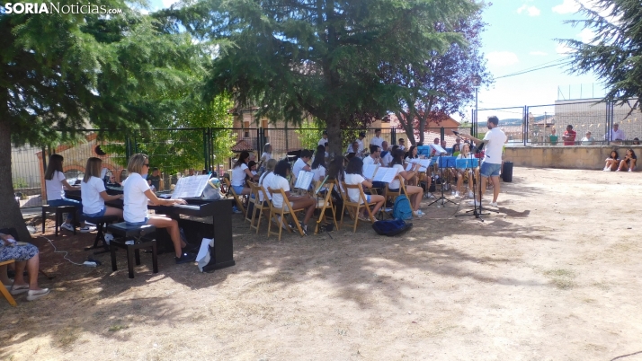 Fotos: la Banda Municipal de Golmayo cierra las fiestas de Fuentetoba con su estilo rompedor