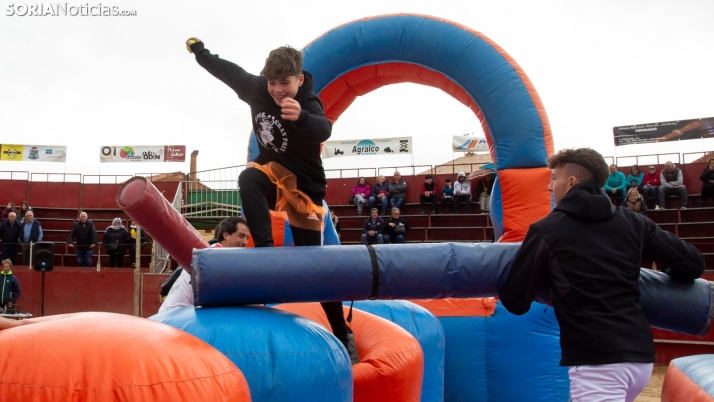 Fotos: Los agredeños siguen disfrutando de sus fiestas a golpe de Humor Amarillo