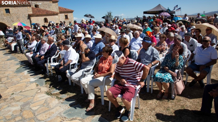 Fotos: baño de masas a la Virgen de Inodejo en su romería 