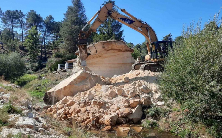La CHD retira una roca desprendida en el río de Muriel Viejo