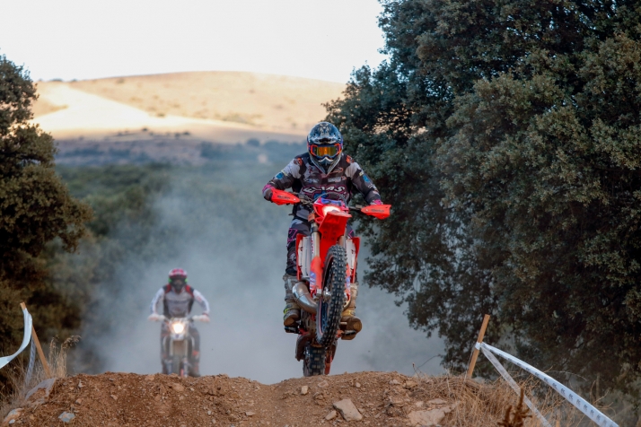 Fotos: Ólvega vibra con el mejor espectáculo de las dos ruedas