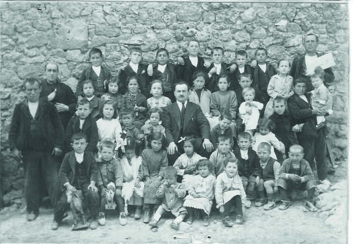 1929: Retrato de maestro y escolares en Pinilla del Olmo. Relato de la diáspora soriana 
