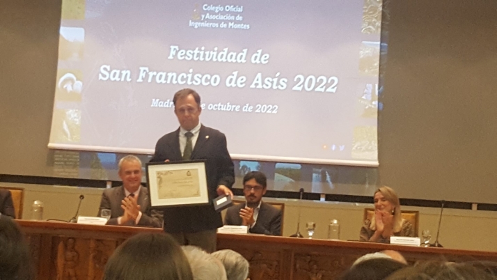 Pedro Agustín Medrano Ceña recibe la medalla de honor del Colegio de Ingenieros De Montes