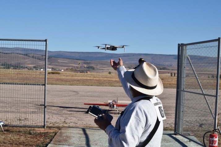 Fotos: los mejores aeromodelistas nacionales se dan cita en el cielo de Velilla de la Sierra