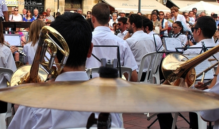 Vídeos: La Banda de Música ensaya temas míticos para el concierto de esta noche