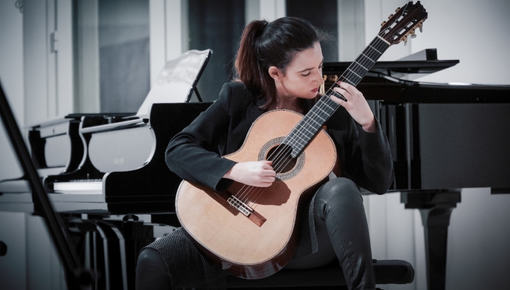 La guitarrista Elena Ortega lleva su homenaje a Antonio Machado al Palacio Ducal