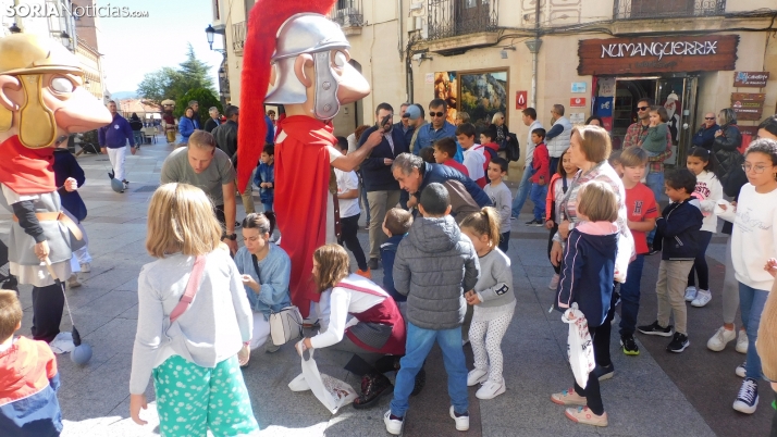 Fotos: baño de masas para los Gigantes y Cabezudos en las fiestas de San Saturio