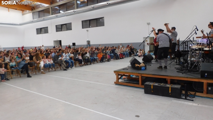 Fotos: centenares de niños disfrutan en la Juventud de un espectáculo musical