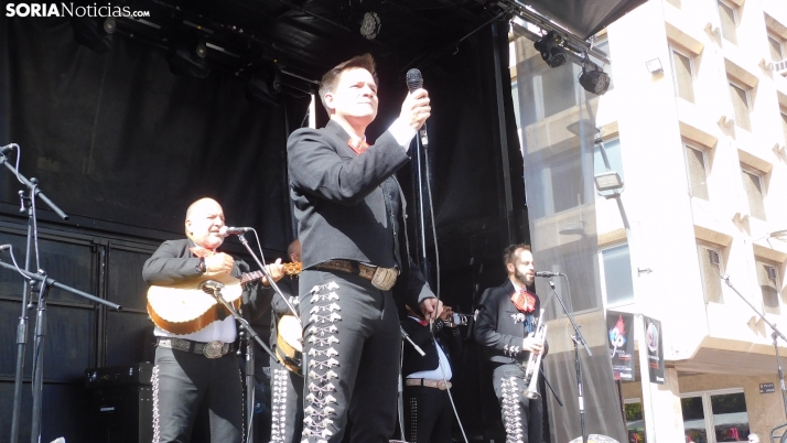 Fotos: Mariano Granados se traslada hasta México con un grupo de mariachis