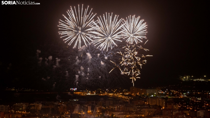 En imágenes: El cielo de la capital se tiñe de colores para despedir las Fiestas del Patrón
