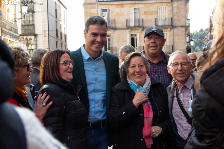 Un paseo con Pedro Sánchez: muchas fotos, aplausos y algún grito