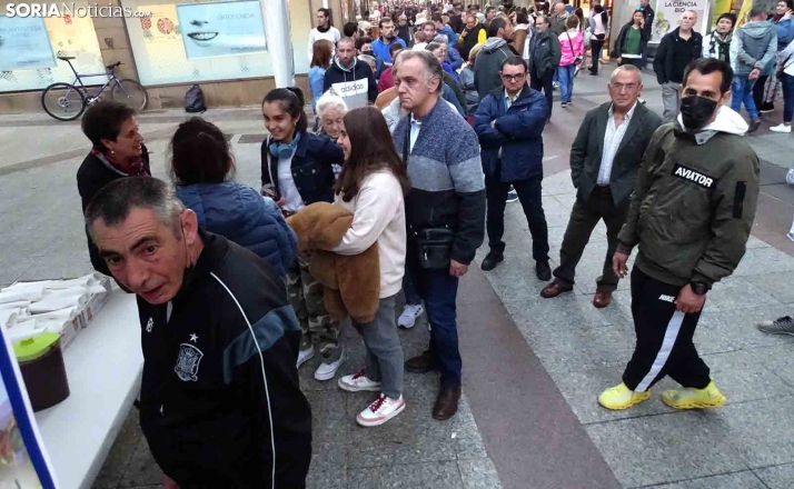 FOTOS | Chocolate y cabezudos para dar luz a la salud mental