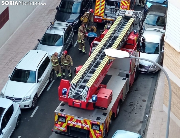 Una intervención de los bomberos causa daños a cuatro turismos estacionados en la capital