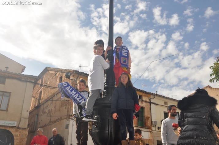 En imágenes: Almazán se tiñe de blanco y azul en la previa del partido contra el Atlético de Madrid