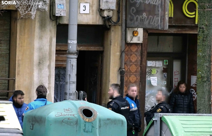 Una imagen de la presencia policial en la entrada al inmueble. /SN
