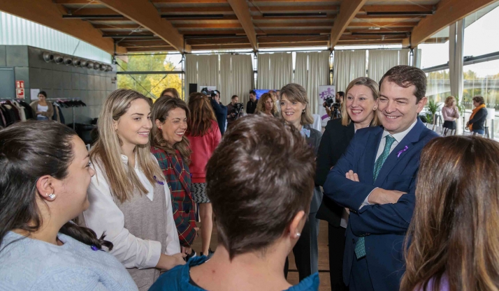 Mañueco reafirma su compromiso en la lucha contra la violencia de género y anuncia una mayor protección a las víctimas