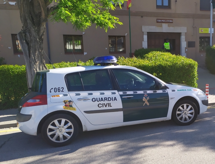 Dos Guardias Civiles fuera de servicio detienen a un joven que golpeaba a una mujer en la calle en Almazán