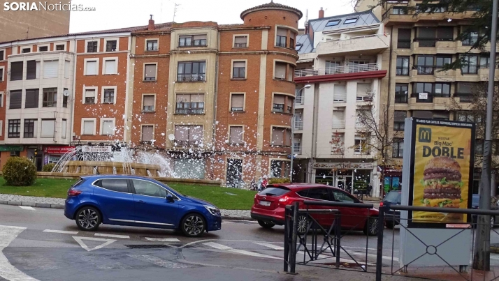 Una gamberrada convierte a la fuente del Espolón en una fábrica de copos... de jabón
