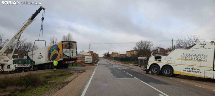 Rescatado un camión fuera de la N-122 en Aldealpozo
