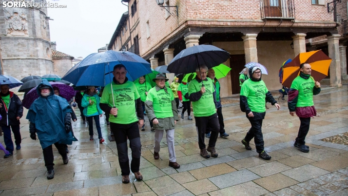 Fotos: la lluvia no detiene a los burgenses en la III Marcha contra el Cáncer