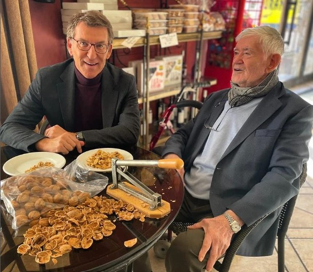 Feijóo hace una parada en Ágreda: café, nueces y el secreto mejor guardado de la longevidad