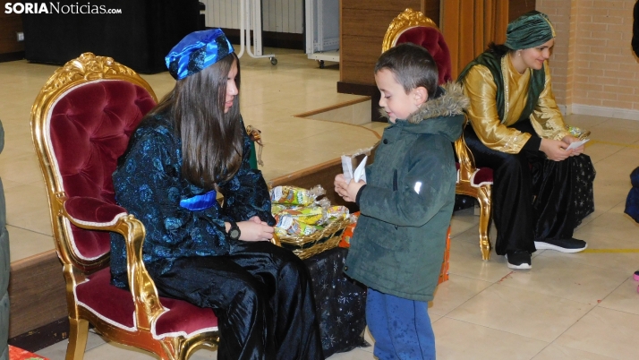 Fotos: los Pajes de los Reyes Magos reciben a decenas de niños en Golmayo