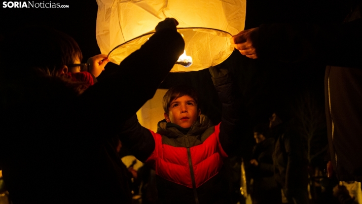 Galería: La Feria del Acebo ilumina el cielo con cientos de deseos