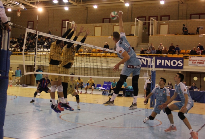 El Río Duero sigue con su paso firme ante el Barça Voleibol (3-0)