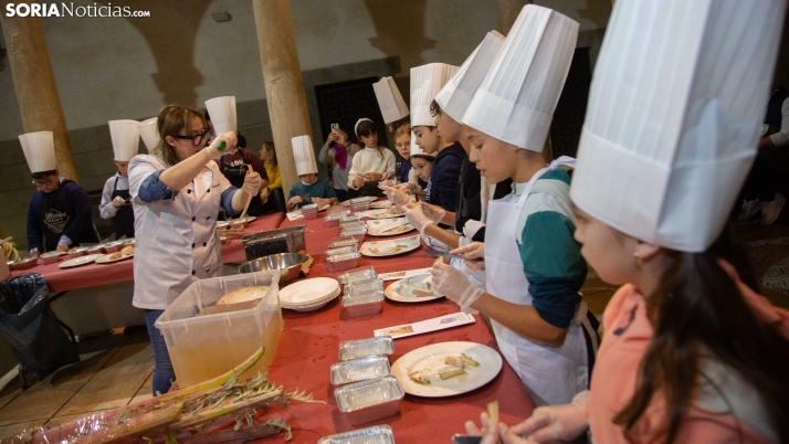 Los peques agredeños aprenden a cocinar su cardo rojo