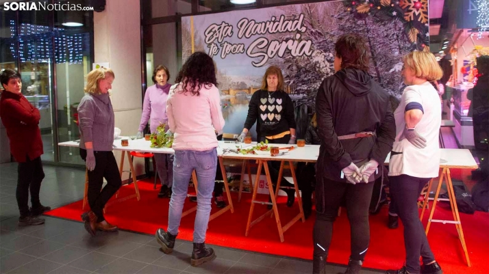 Aprendiendo a decorar con acebo en el mercado