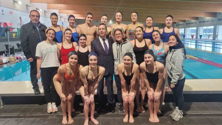La Selección Nacional Junior de Natación Artística recibe el apoyo de la Junta durante su concentración en Valladolid