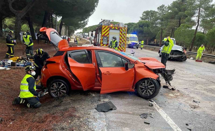 Un fallecido y dos heridos por el choque frontal de dos turismos en la N-122 en Valladolid