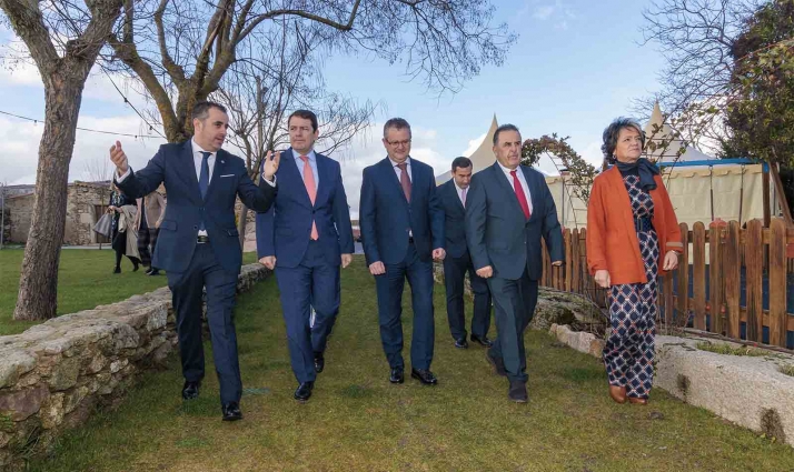 Mañueco destaca el cooperativismo agrario como modelo de éxito en el sector