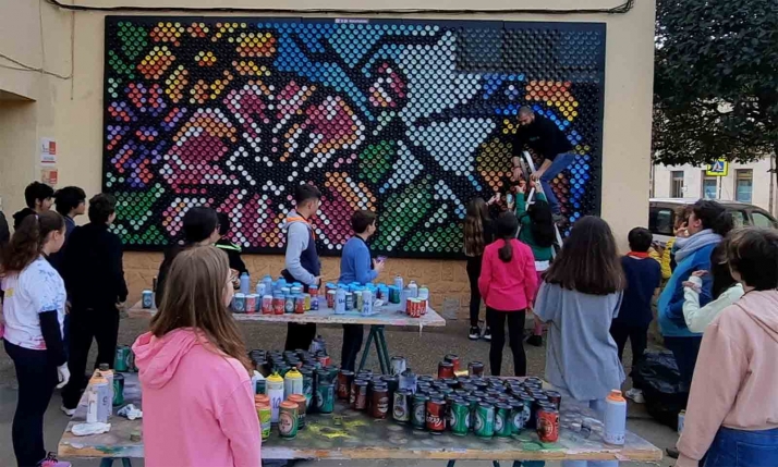 El CRIE de Almazán construye un mural con 3.000 latas